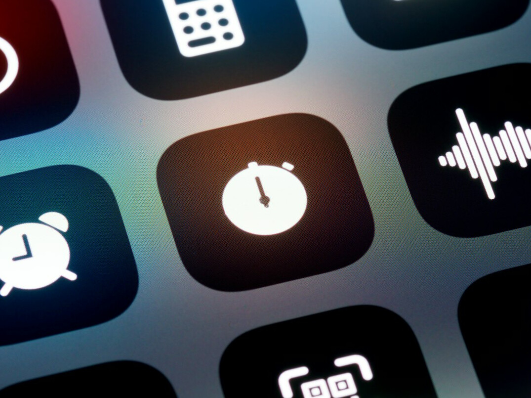 Smartphone mit mehreren App-Symbolen auf einem Bildschirm