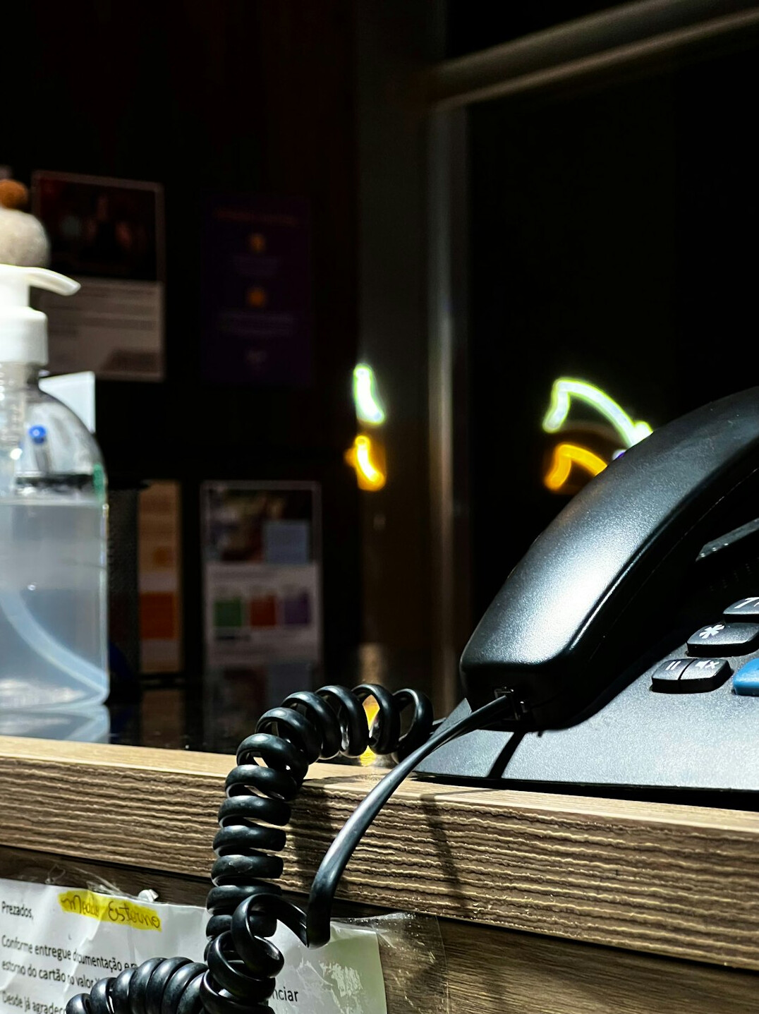 Schreibtisch mit Telefon und Dokumenten