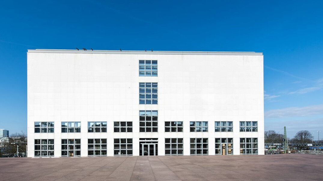 Modernes Bürogebäude mit Glasfassade