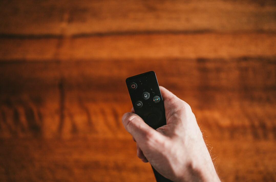 Fernbedienung vor einem Bildschirm mit Streaming-Oberfläche